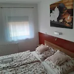 Guest house Holiday Apartman Buk