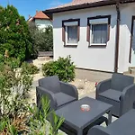 Holiday Apartman Guest house Buk