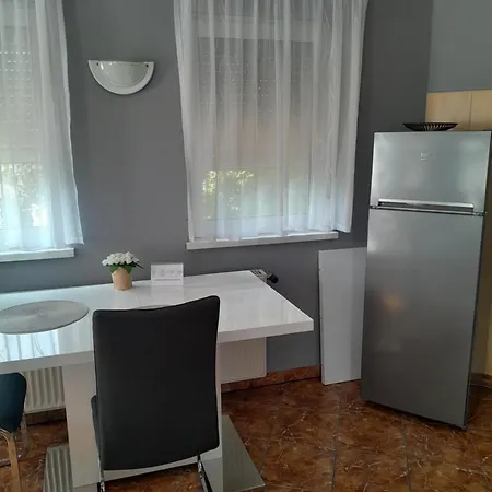 Holiday Apartman Guest house