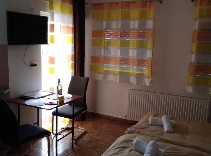 Holiday Apartman בית הארחה
