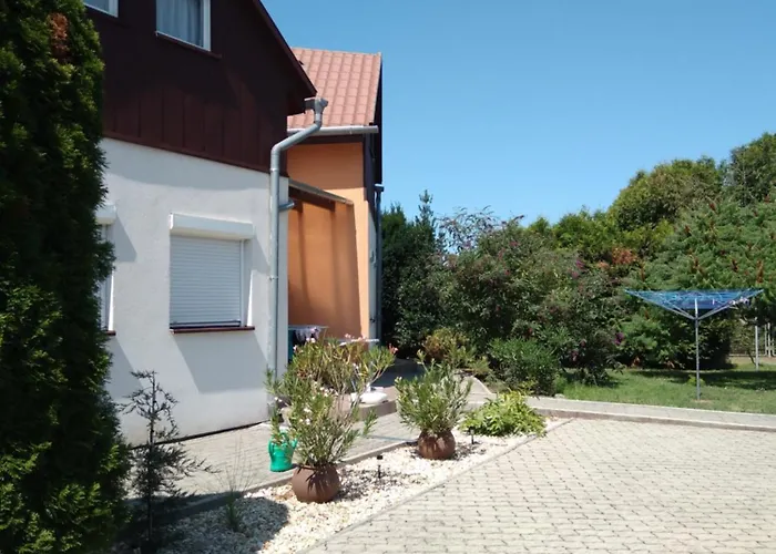 בית הארחה Holiday Apartman 3*