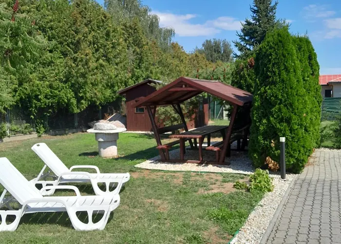 Holiday Apartman בית הארחה