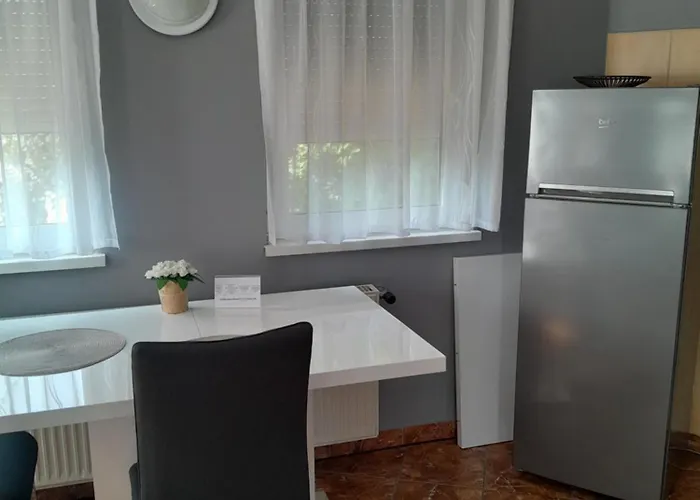 Holiday Apartman בית הארחה