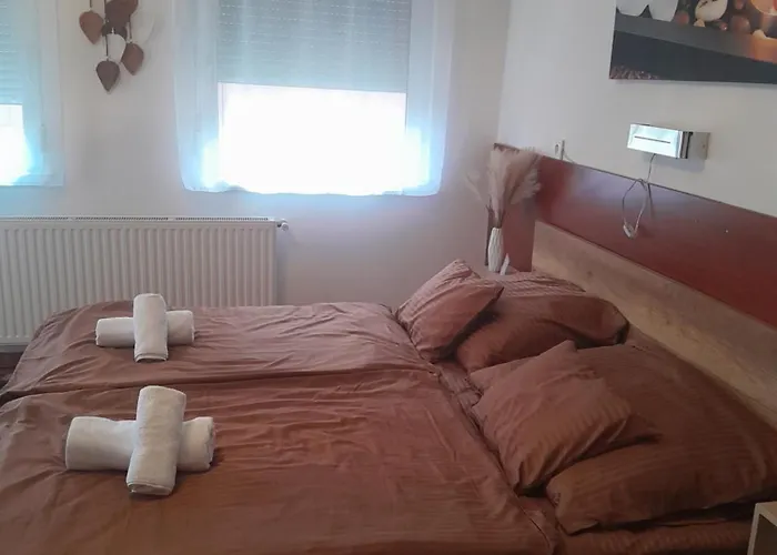 בית הארחה Holiday Apartman 3*