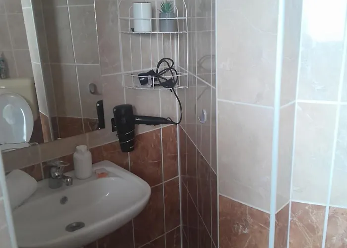 בית הארחה Holiday Apartman 3*