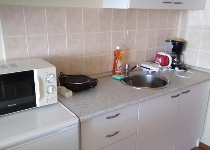 Holiday Apartman בית הארחה 3*
